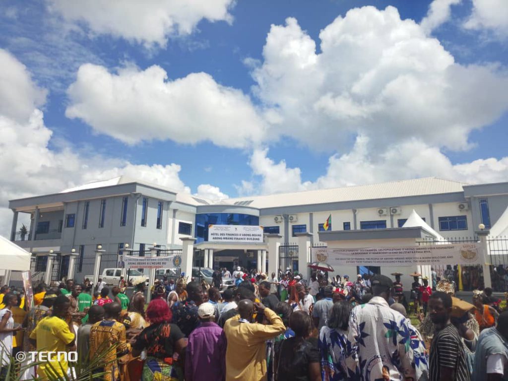 Population de la localité d'Abong-Mbang devant l'hôtel des Finances