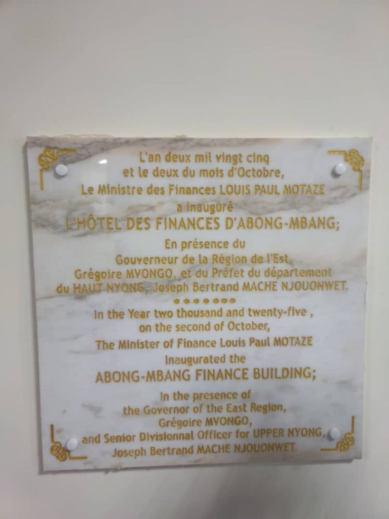 Plaquette de l'inauguration de l'hôtel des Finances d'Abong-Mbang